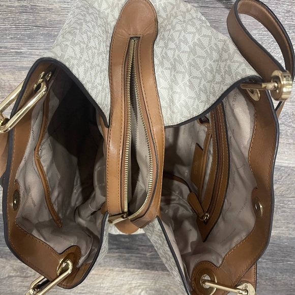 Michael Kors Purse! Perfect condition - Picture 5 of 5